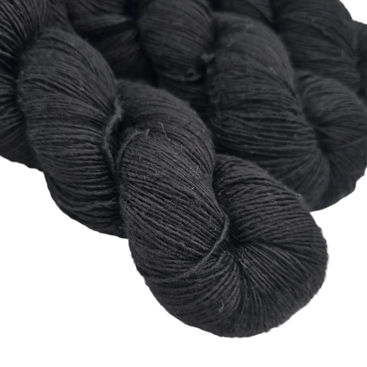 Close-up image Rastita by Malabrigo yarn in color 195 Black on a white background.